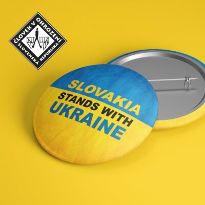 46-odznak02-odznak-s-potlacou-pre-ukrajinu-pray-for-ukraine-slovakia-stands-with-ukraine-ukrajina