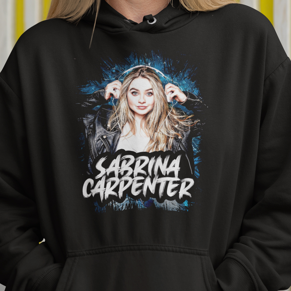 99-70-010c-mikina-s-potlacou-sabrina-carpenter-herecke-hviezdy-hollywood-serialy-red-carpet-movie-reggae-metal