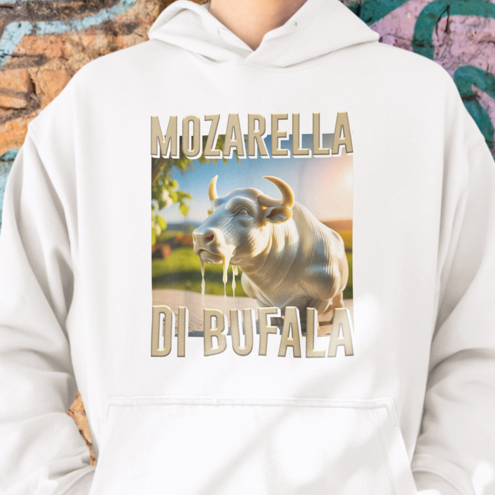 99-83-047b-mikina-s-potlacou-mozarella-di-bufala-vtipne-tik-tok-italian-brainrot-taliansky-brainrot-social-media-gen-alpha-srandovne-vtipne-tricko