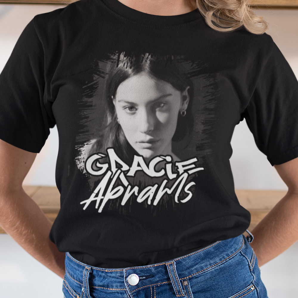 57-213c-tricko-s-potlacou-gracie-abrams-music-hudba-70s-80s-90s-2000s-funky-music-abstract-hudba-world-music-mtv-hip-hop-rnb-rock-reggae-metal