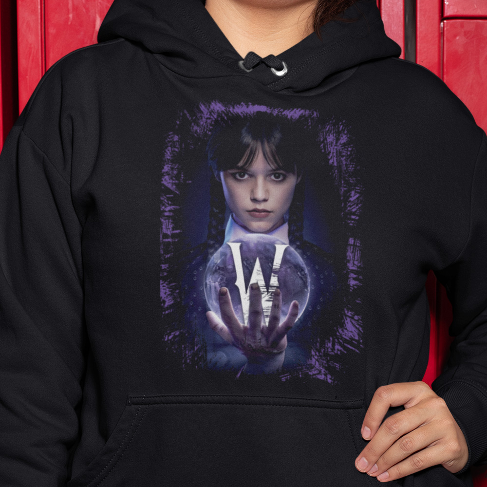 99-49-106c-mikina-s-potlacou-wednesday-w-addams-addams-family-rodina-addamsovcov-nase-dizajny-filmy-horror-thriller-tim-burton-jenna-ortega-film-serial-movie-herec-netflix-hbo
