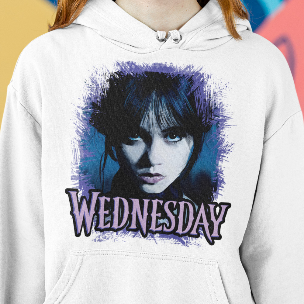 99-49-107b-mikina-s-potlacou-wednesday-w-addams-addams-family-rodina-addamsovcov-nase-dizajny-filmy-horror-thriller-tim-burton-jenna-ortega-film-serial-movie-herec-netflix-hbo