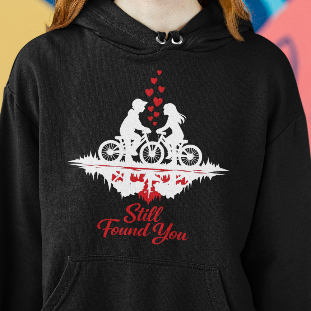 99-49-125c-mikina-s-potlacou-still-found-you-netflixtv-nase-dizajny-filmy-horror-film-serial-movie-herec-netflix-hbo